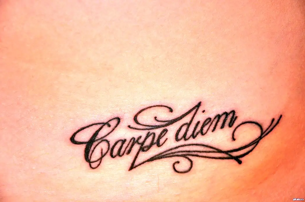 Лови момент на латыни тату