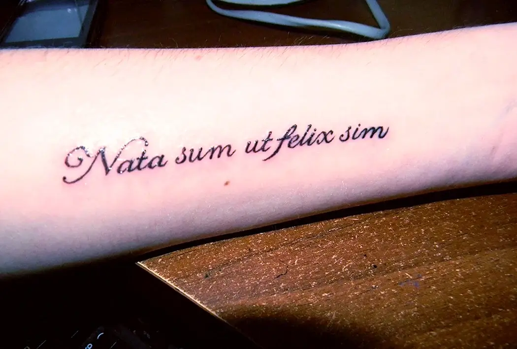 Рождена быть счастливой на латыни тату