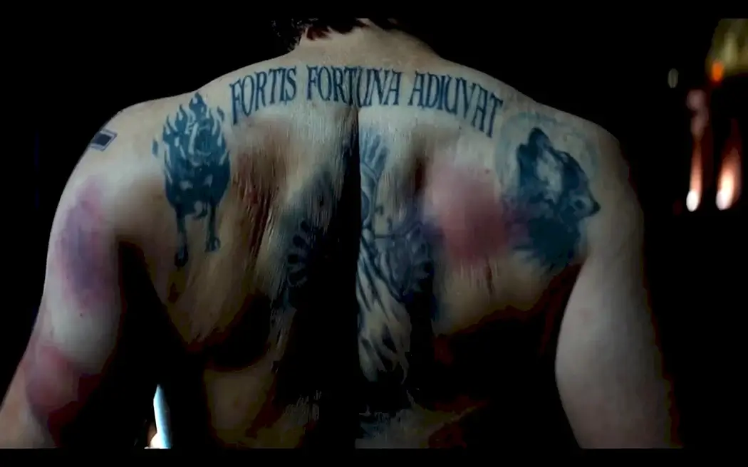 Тату у Киану Ривза в фильме Джон уик на спине