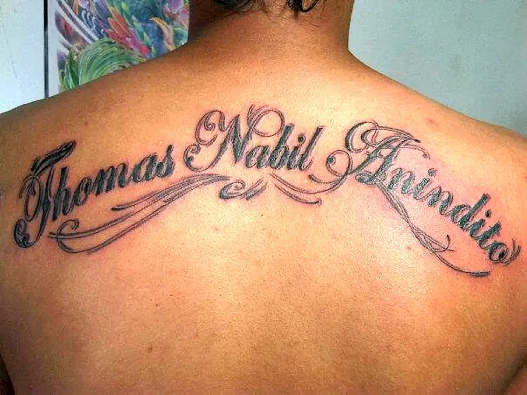 Татуировки на спине мужские надписи