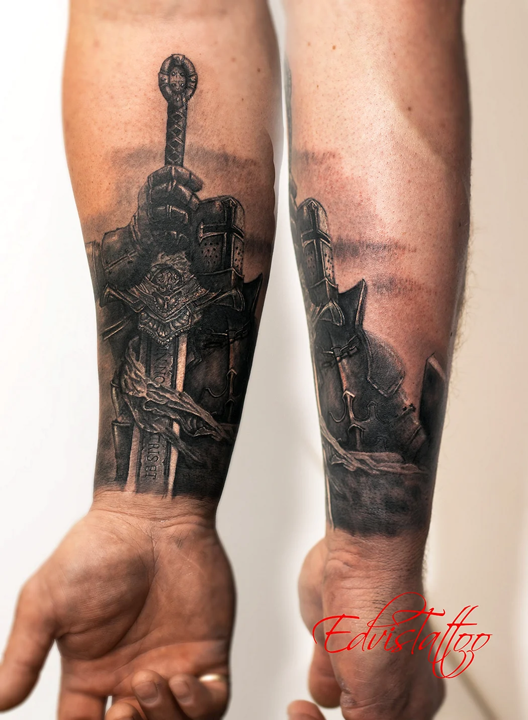 Тату меч на руке