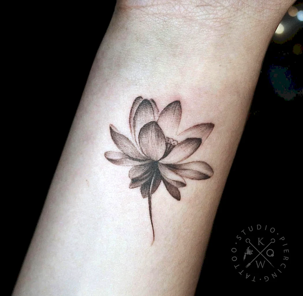 Тату цветы на запястье