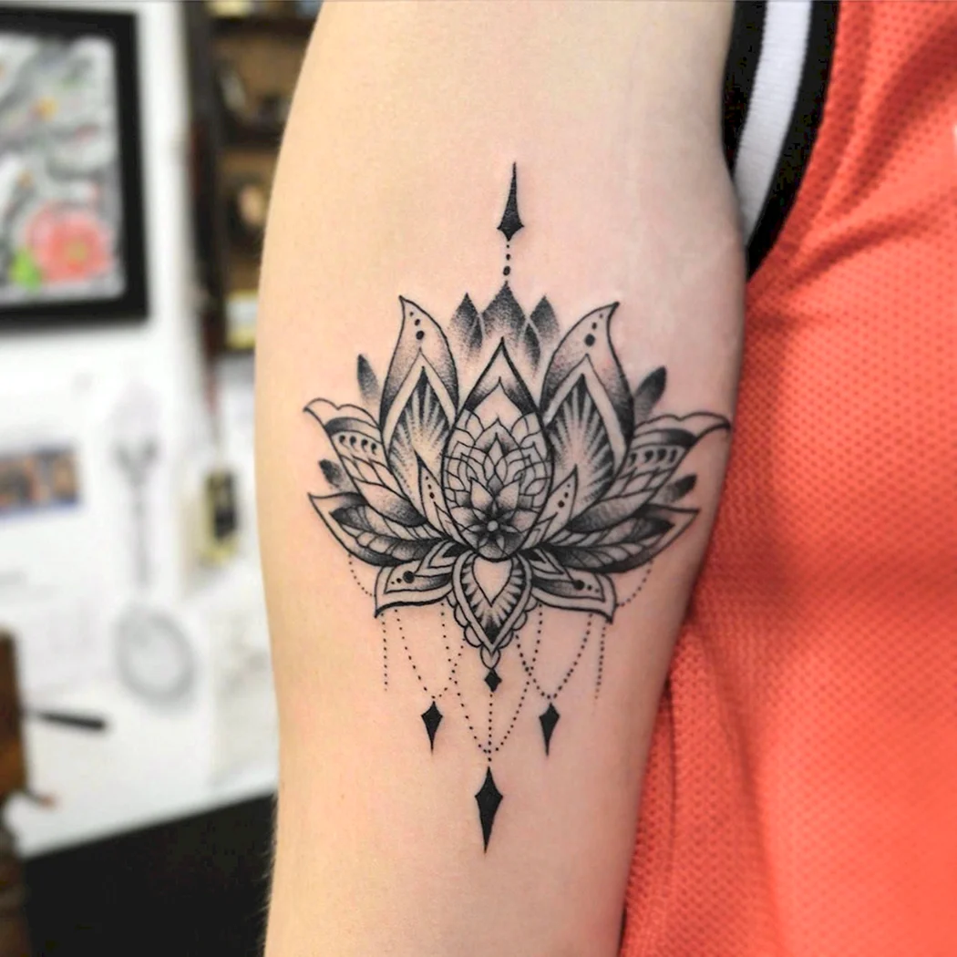 Джессика Альба тату Лотос