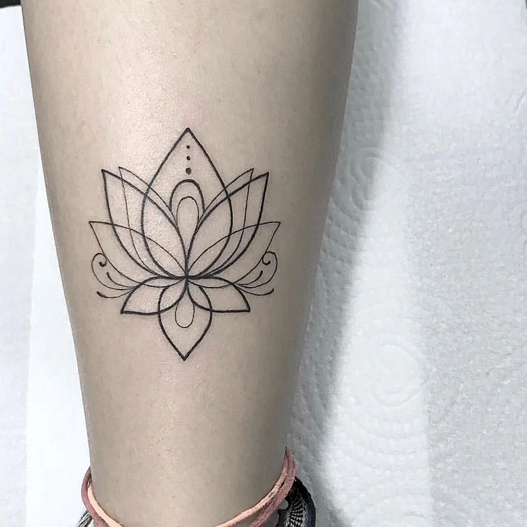 Тату Лотос на ноге