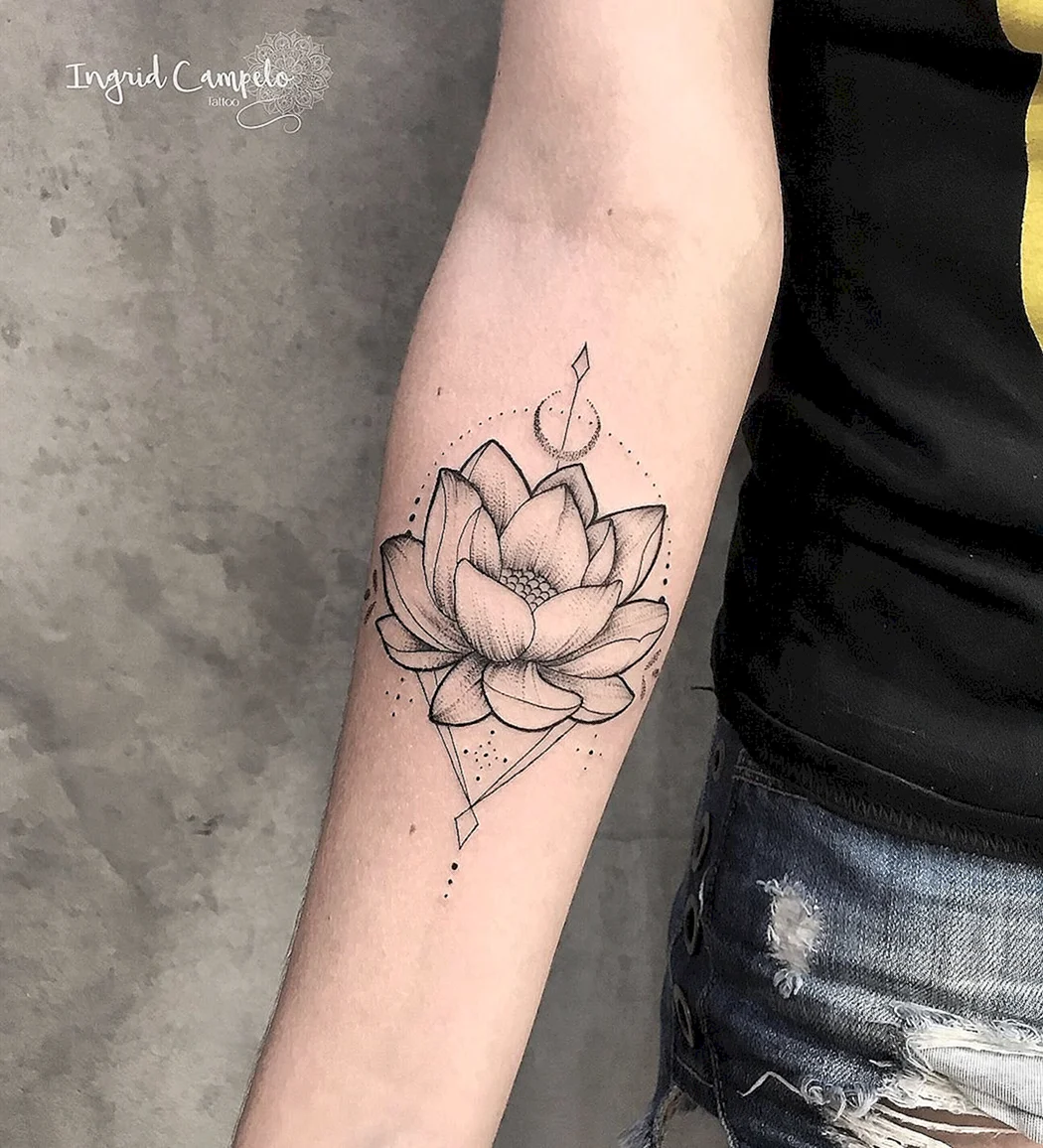 Лотос тату на ладони