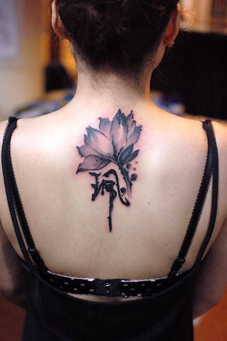 Тату Лотос на шее
