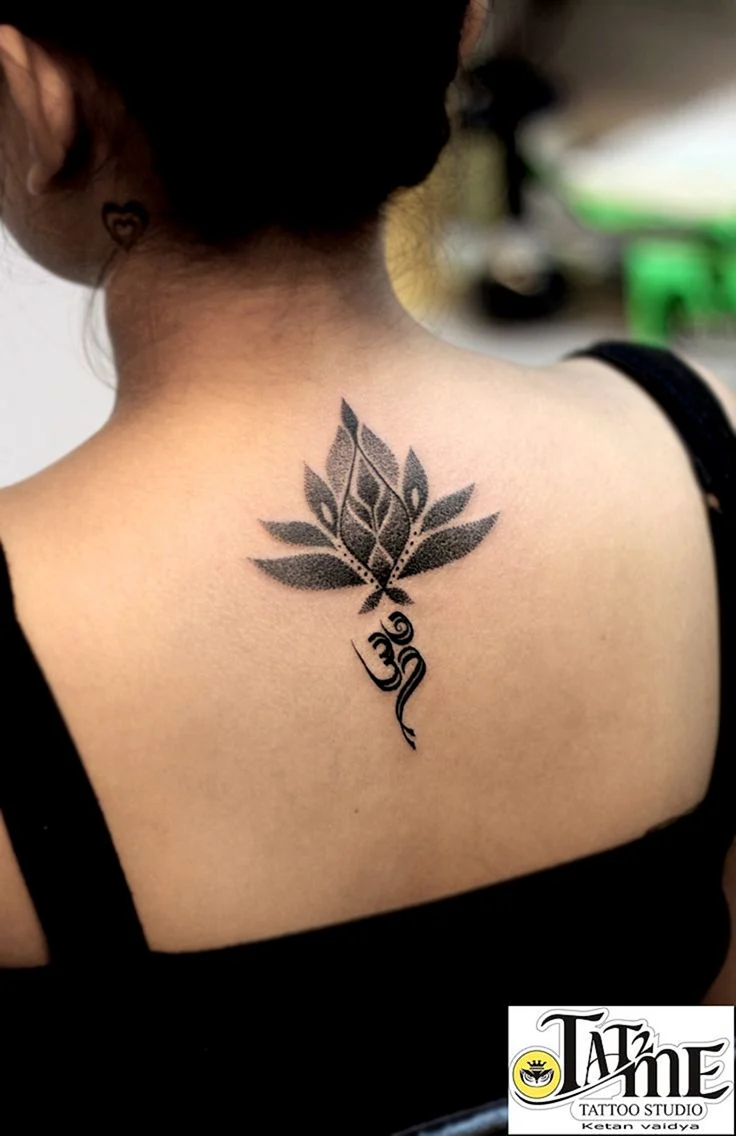 Джессика Альба тату Лотос