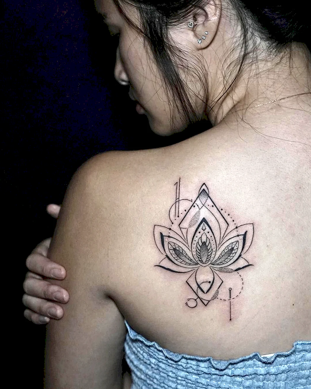 Тату Лотос на лопатке