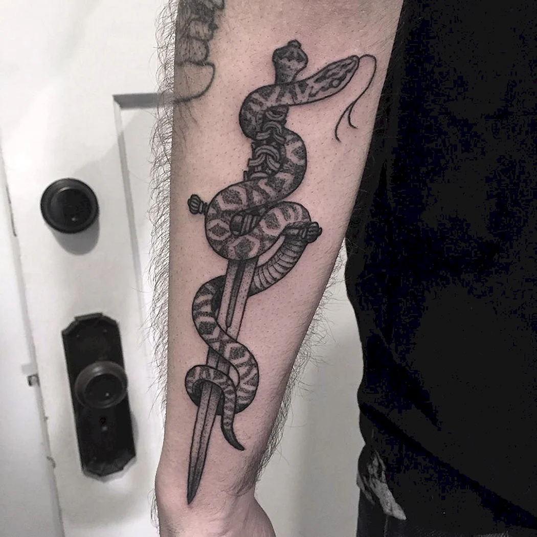 Тату кинжал со змеей