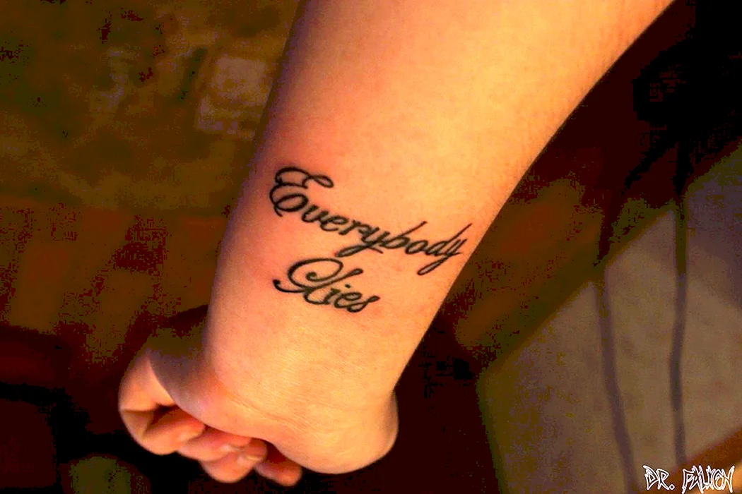 Татуировка надпись на запястье