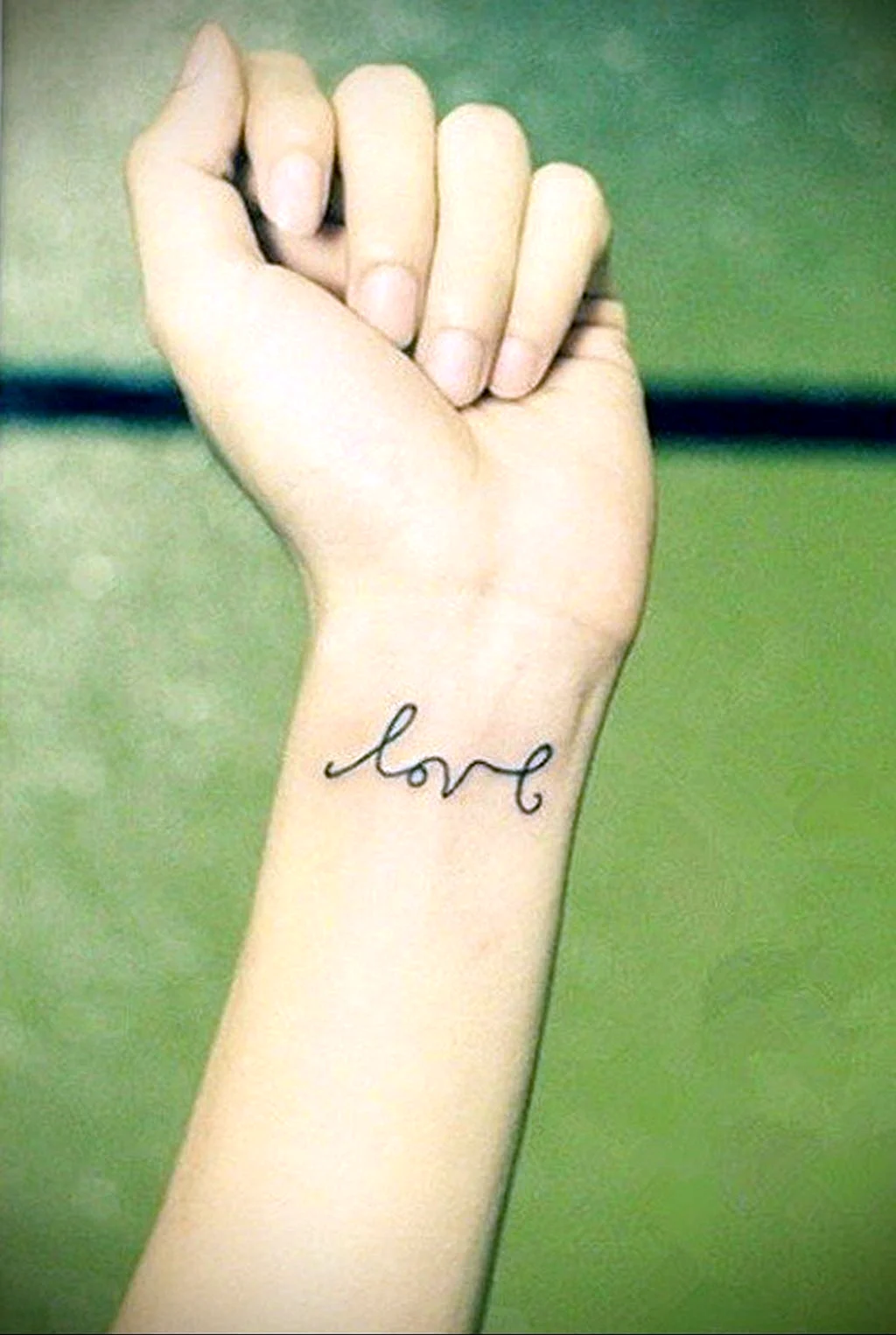 Тату на руке любовь
