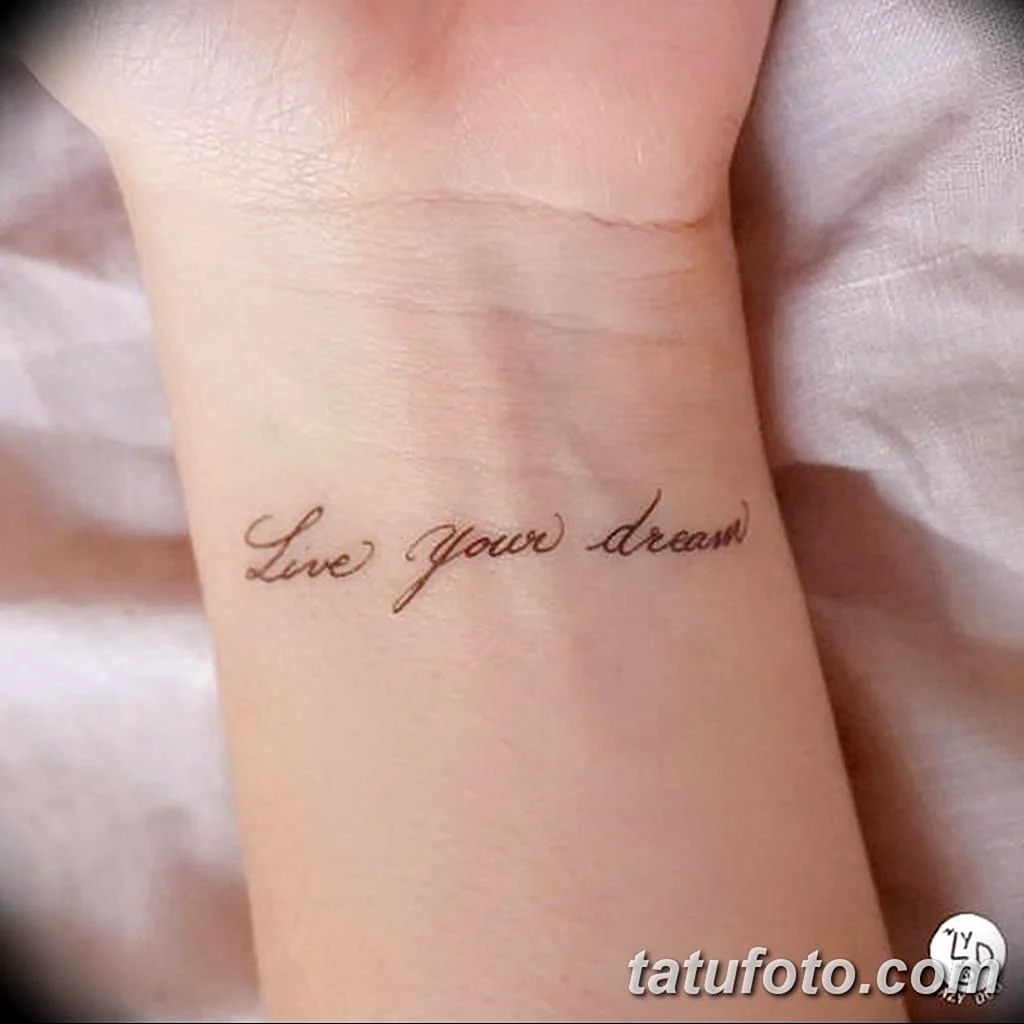Тату надпись на запястье