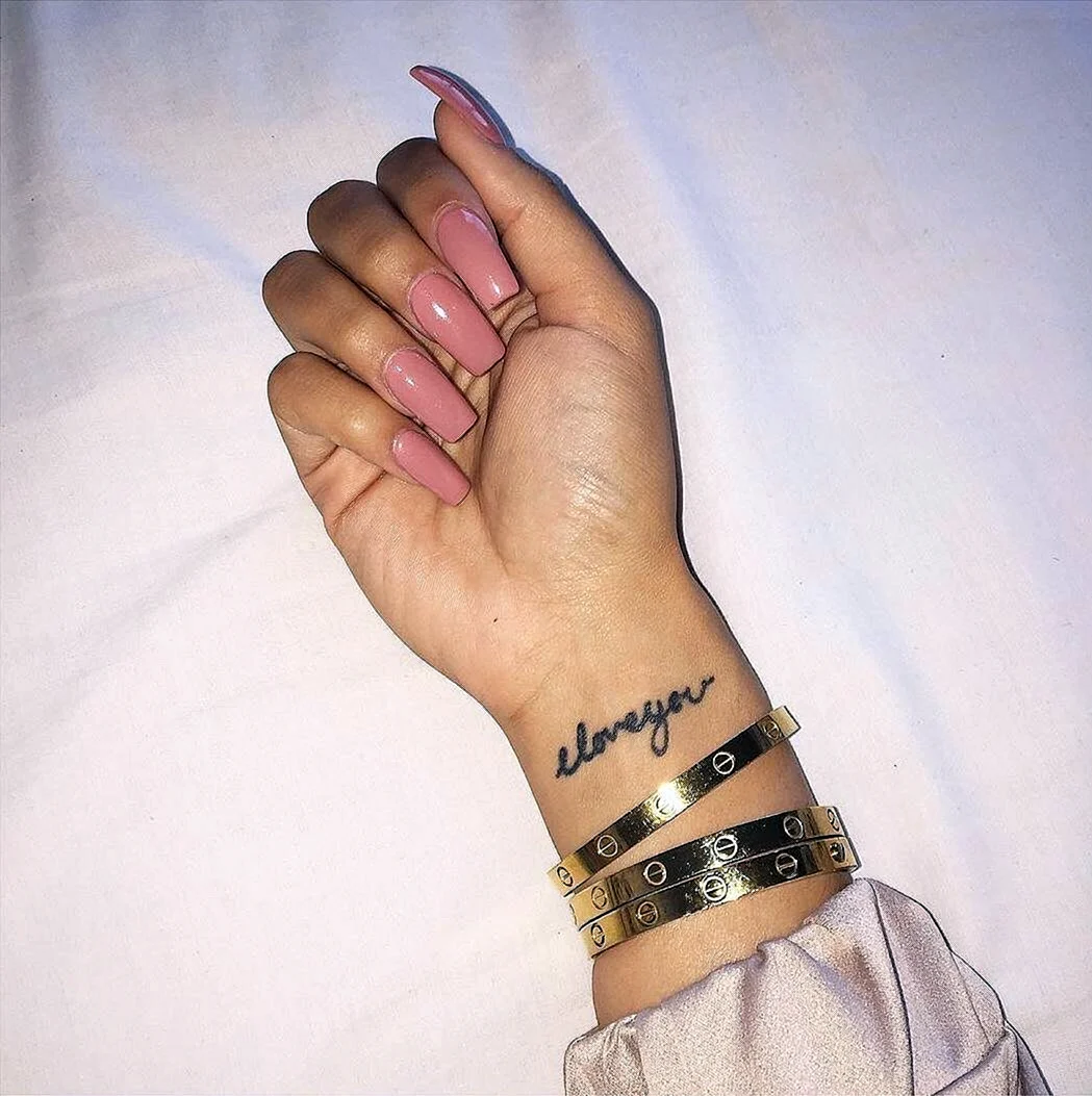 Тату надпись на запястье