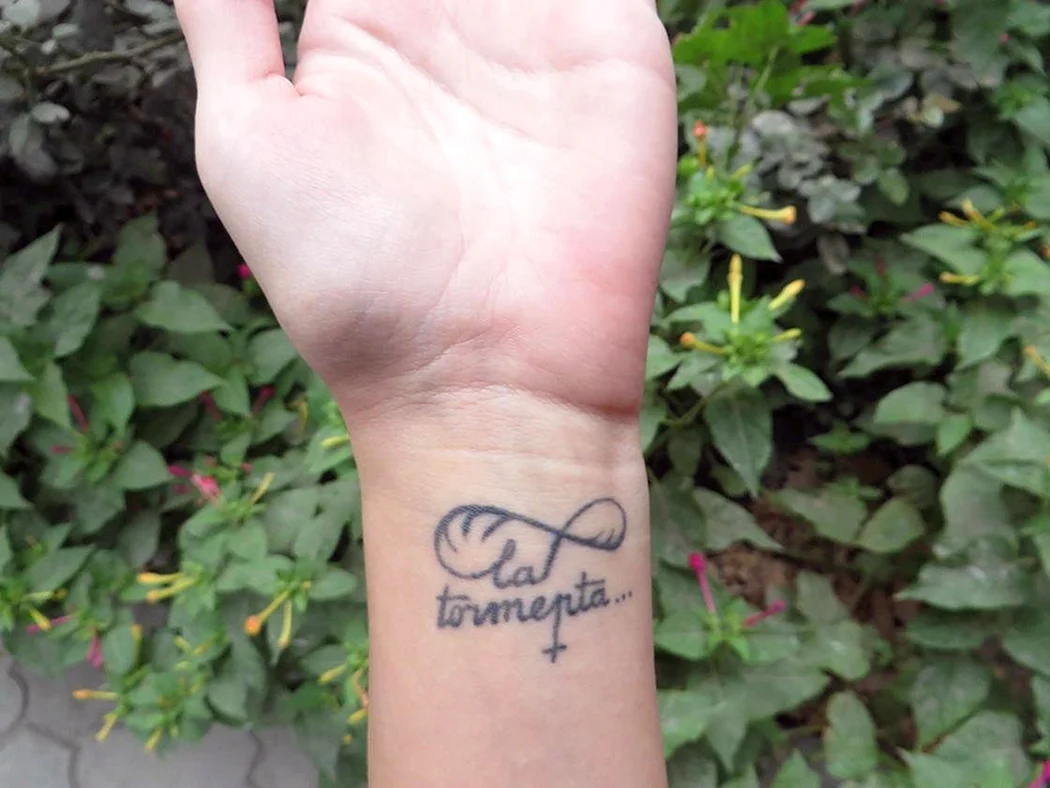 Надпись на запястье