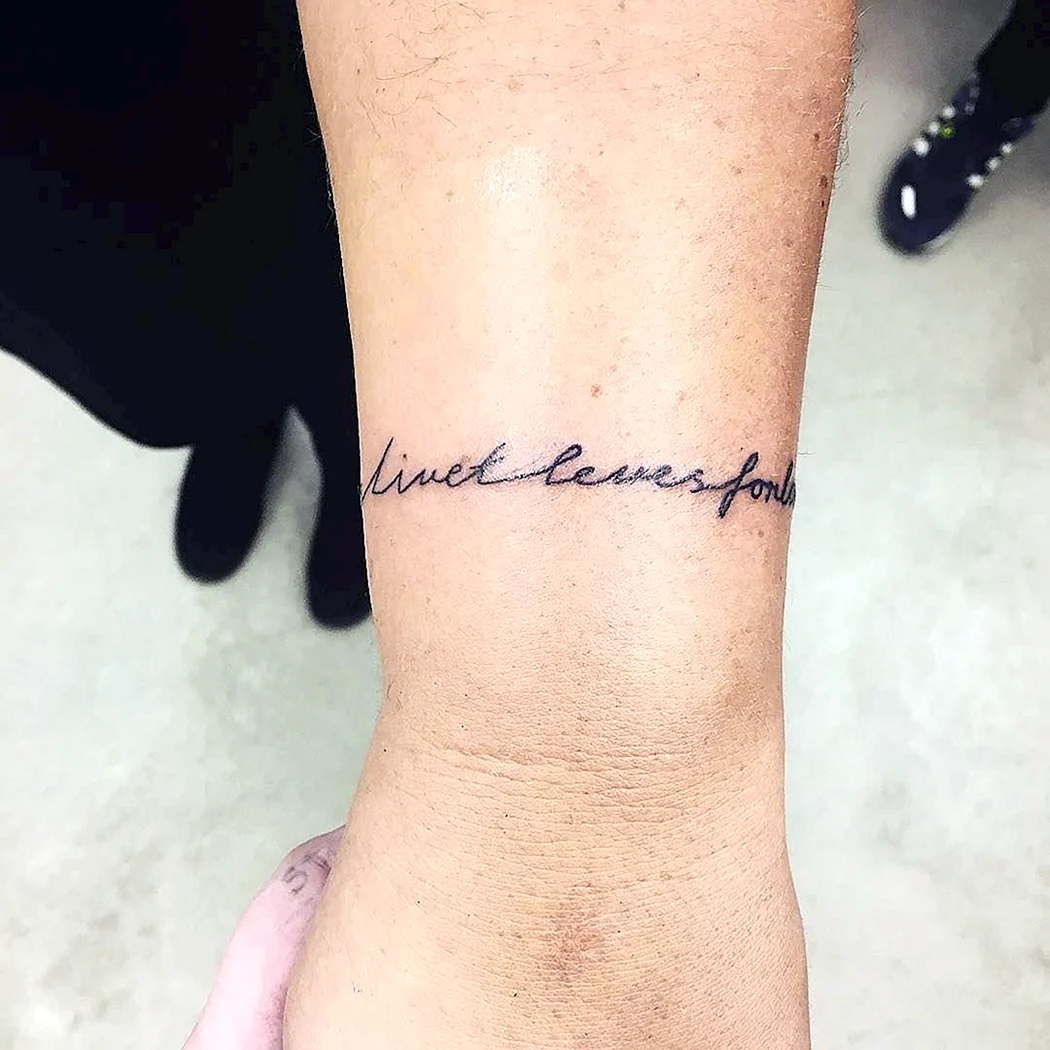 Тату браслет с надписью на руке