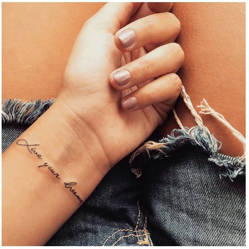 Надпись вокруг запястья