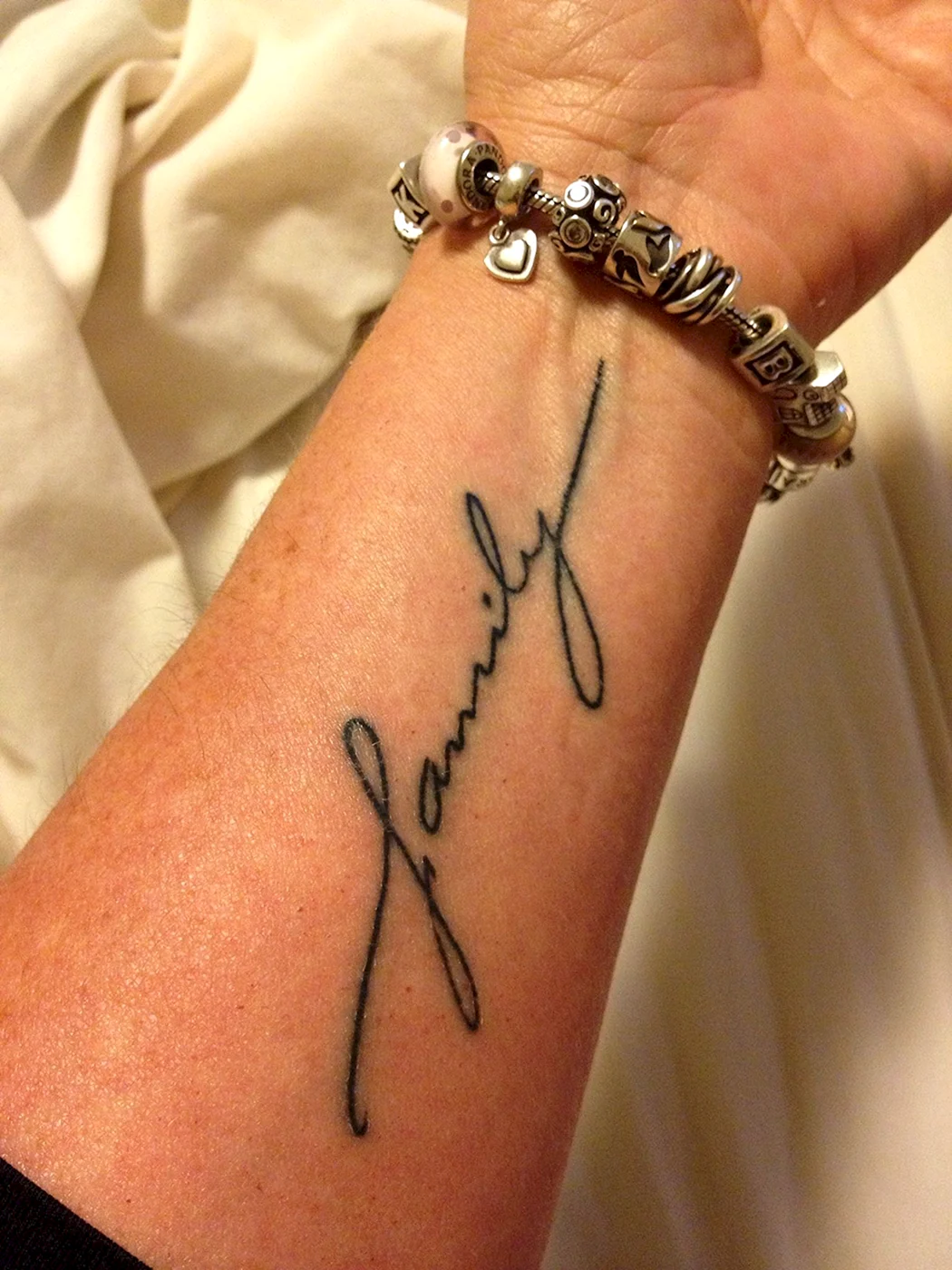 Тату на запястье для девушек