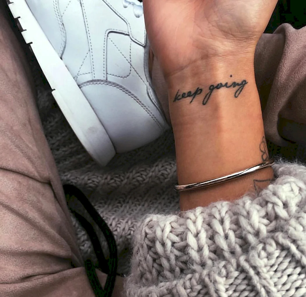 Тату надпись на запястье для девушуе