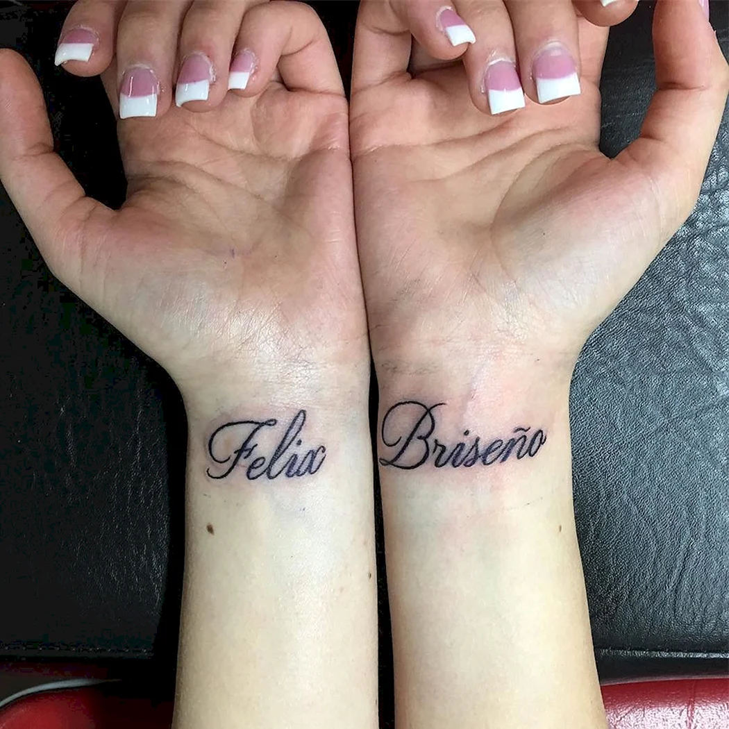 Тату надпись на запястье