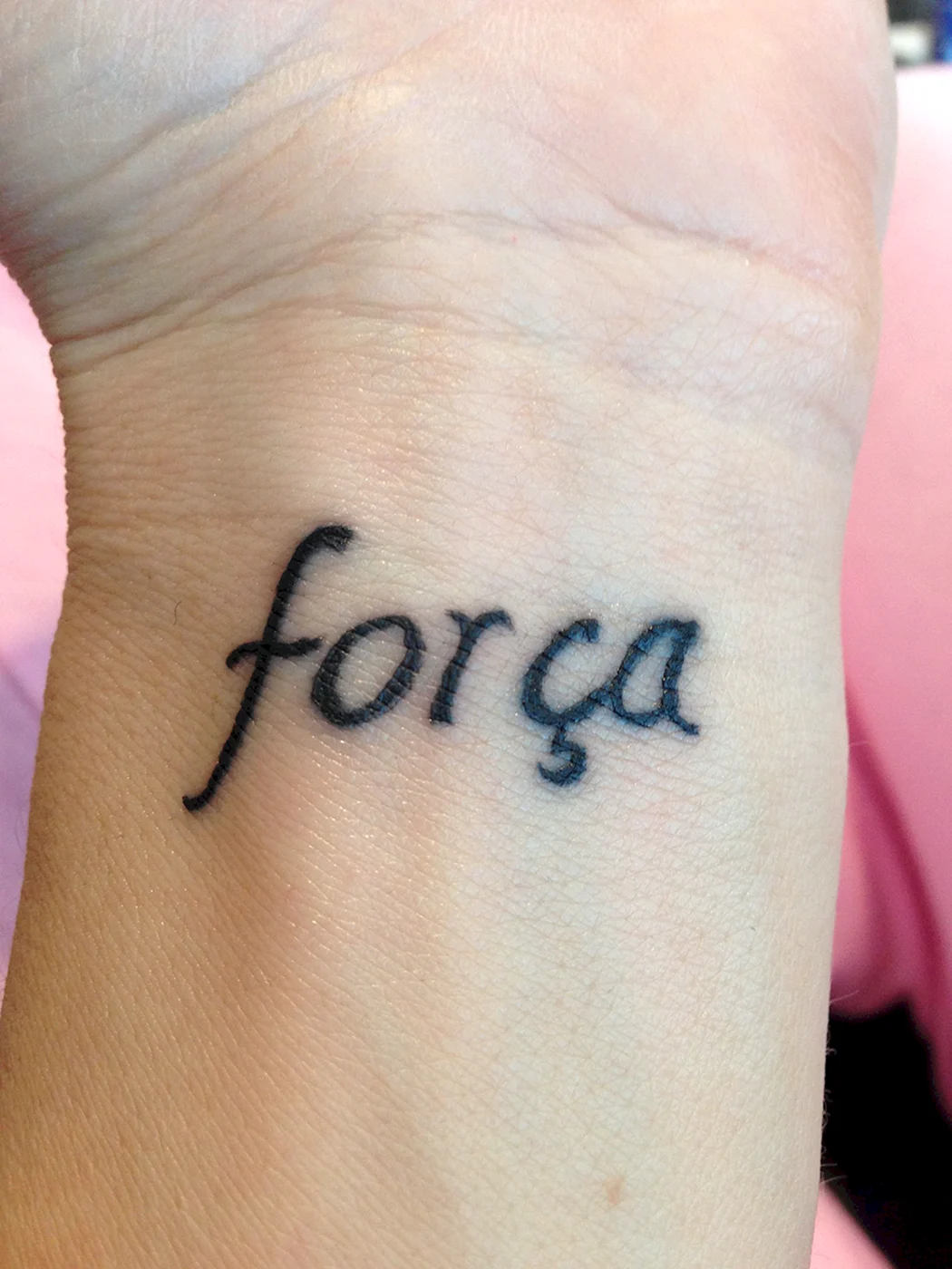 Татуировка надпись на запястье