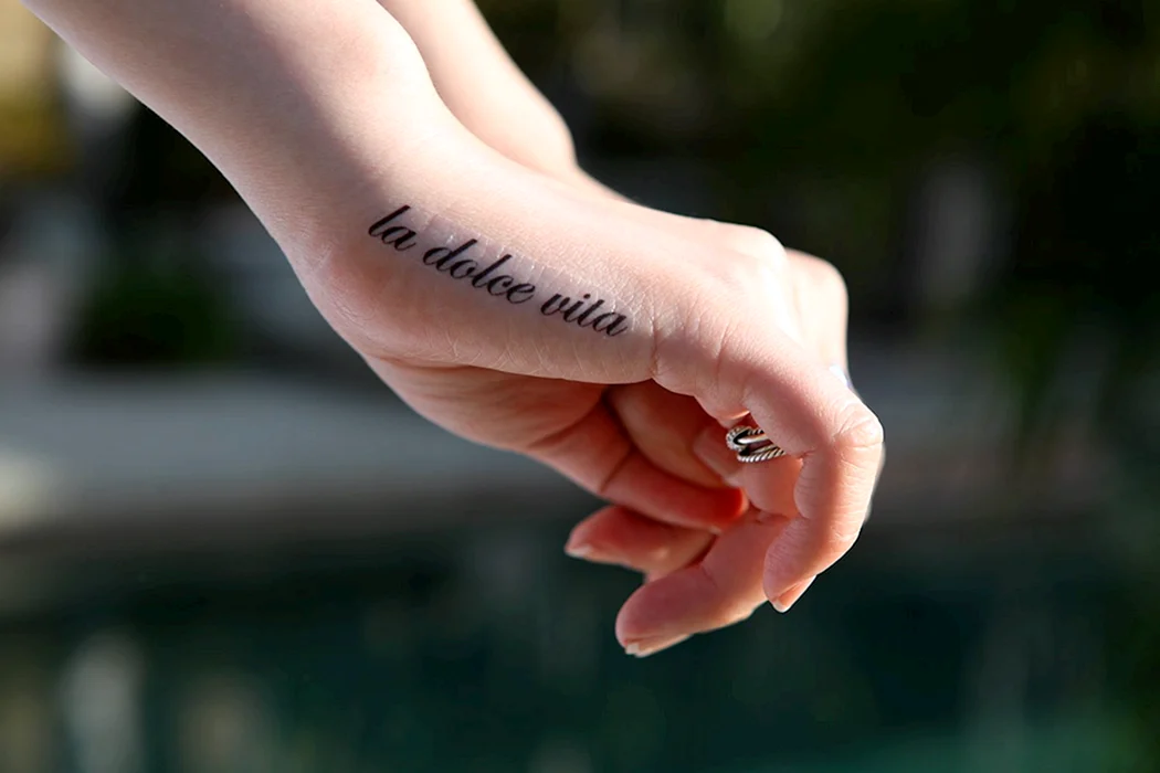 Тату на запястье сбоку для девушек