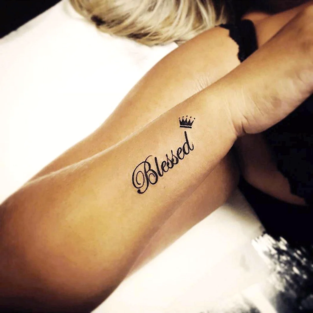 Тату на руке сбоку для девушек