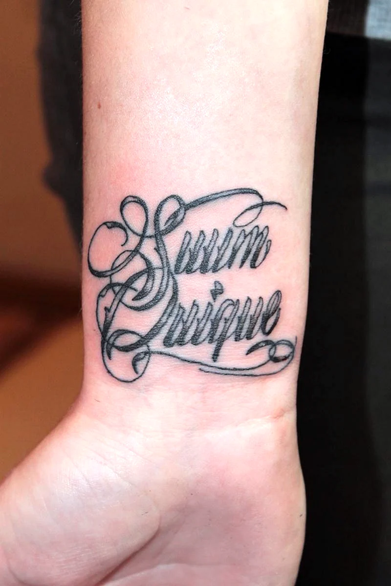 Надпись на запястье