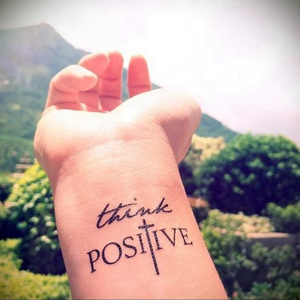 Надпись на запястье