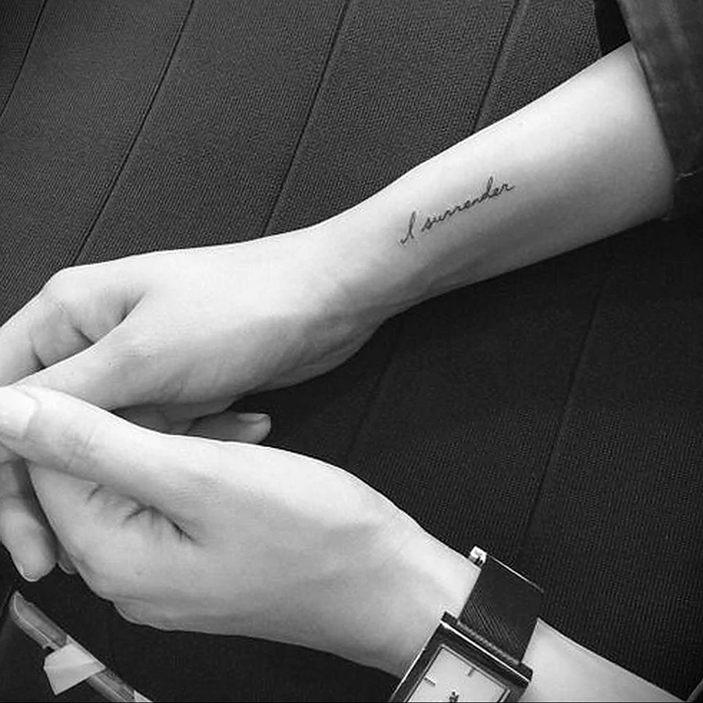 Тату вдоль запястья