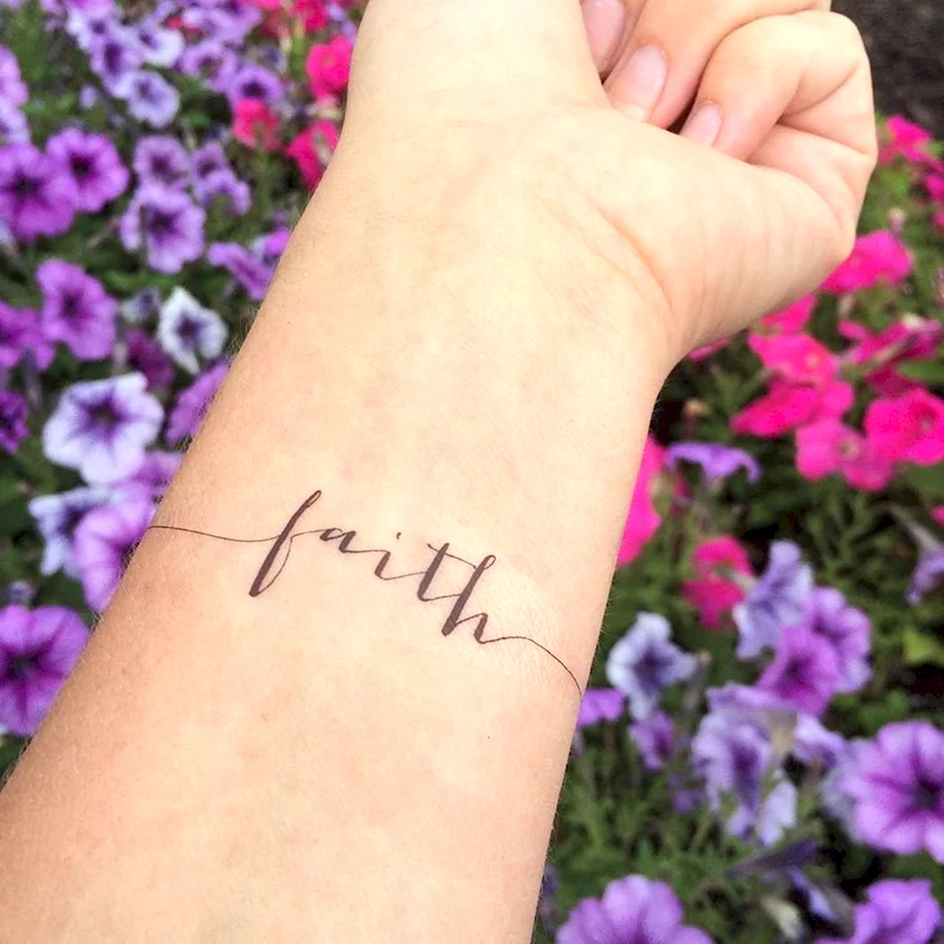 Маленькие надписи на руке