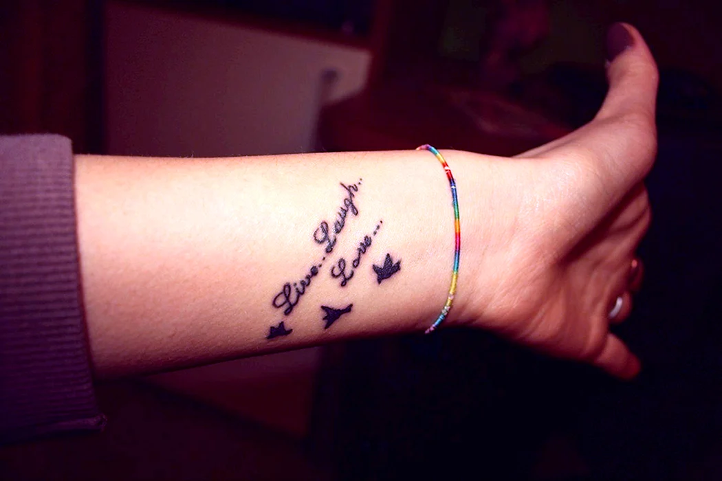 Надпись на запястье