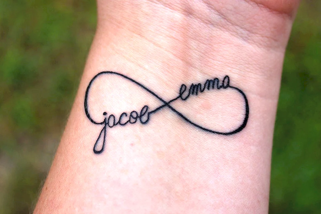 Тату знак бесконечности с именами детей на запястье