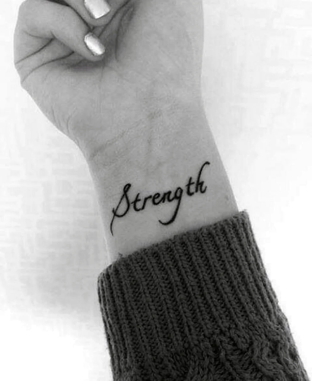 Тату надпись на запястье