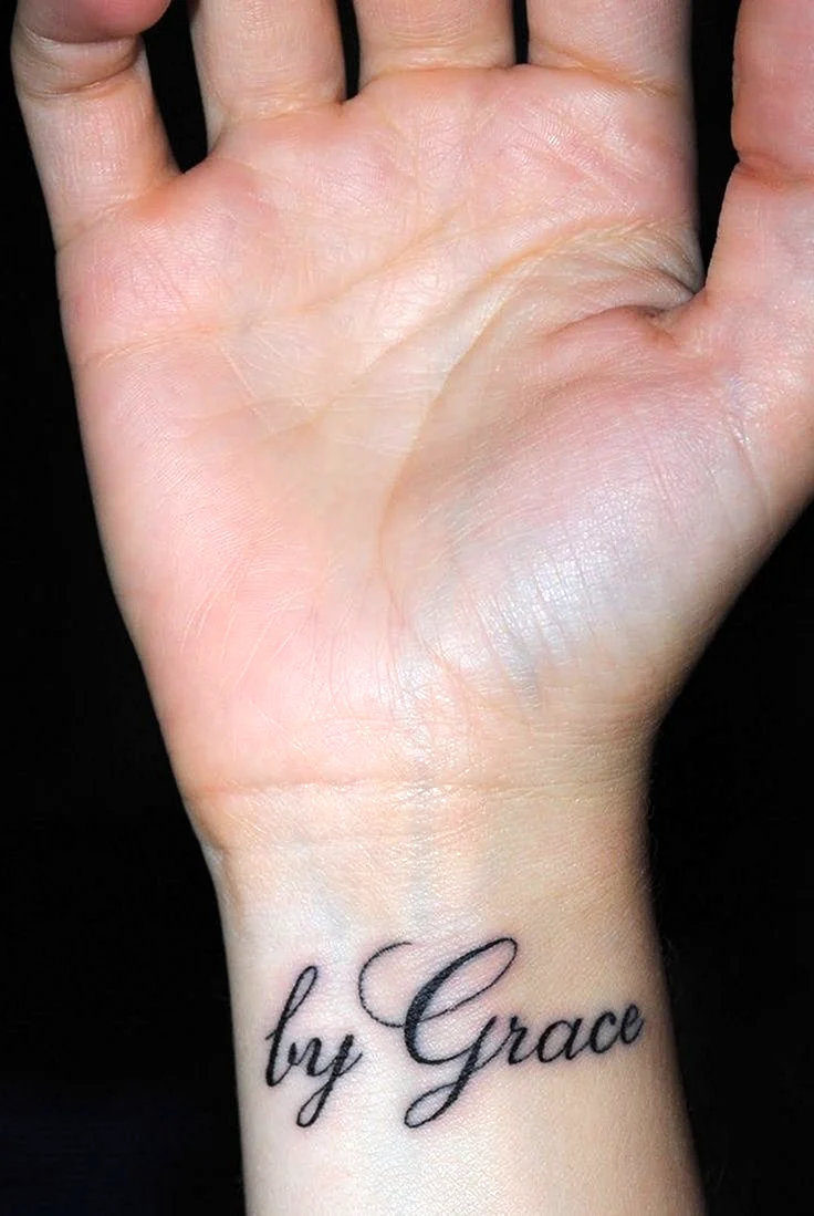 Тату надпись на запястье