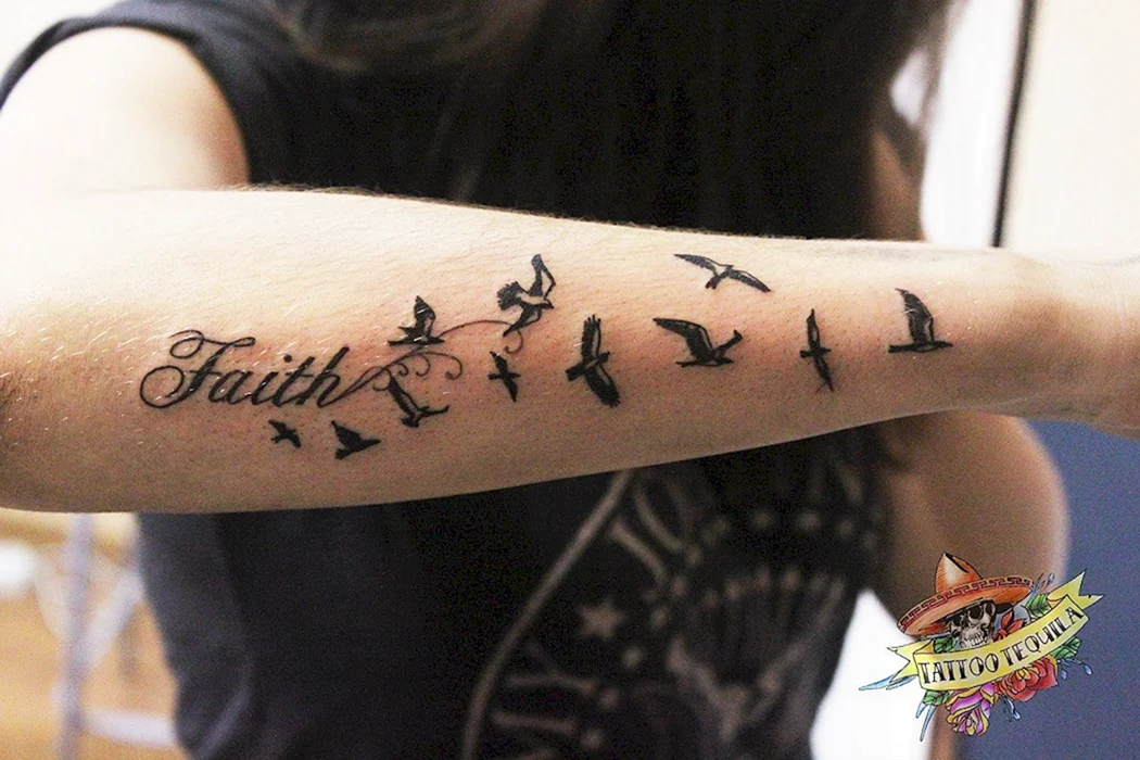 Тату надпись с птичками на руке