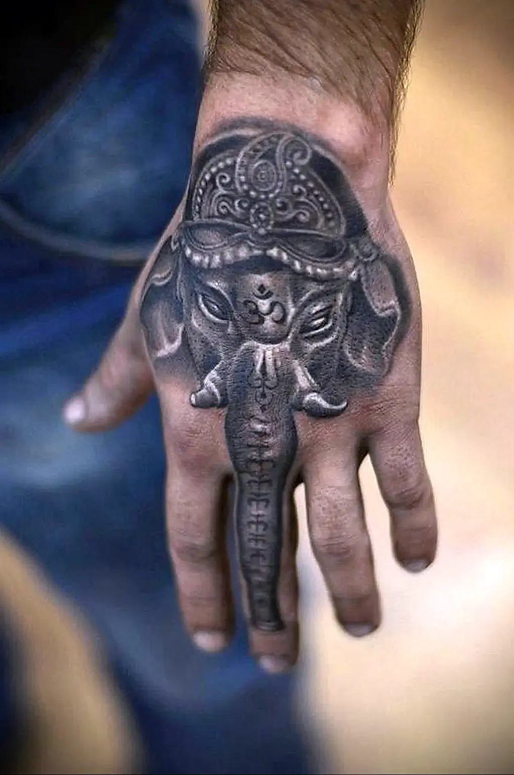 Тату слон на кисти