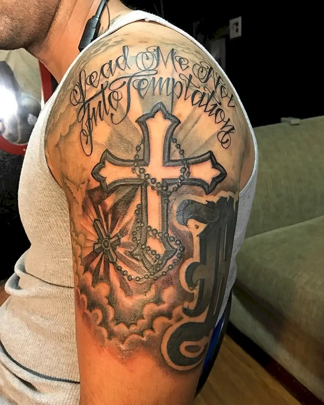 Тату армянский крест на плече