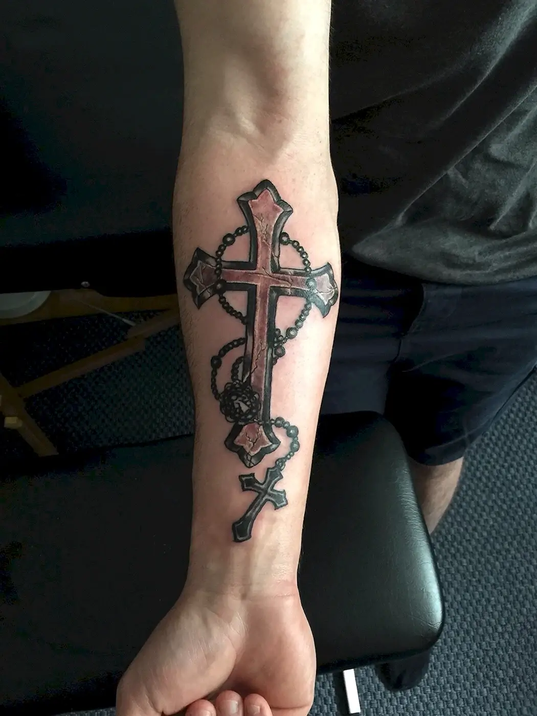 Тату крест на предплечье
