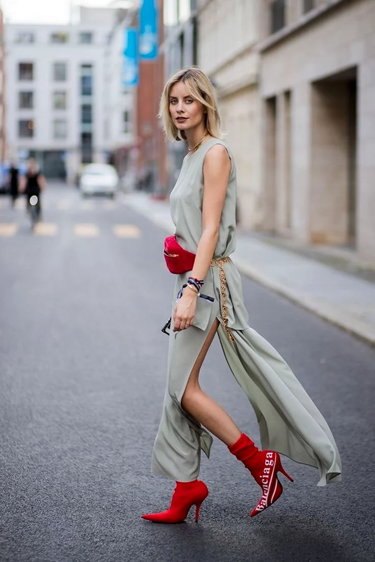 Образ с красными лодочками