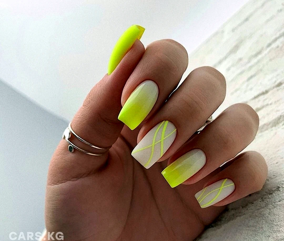 Стильный желтый маникюр