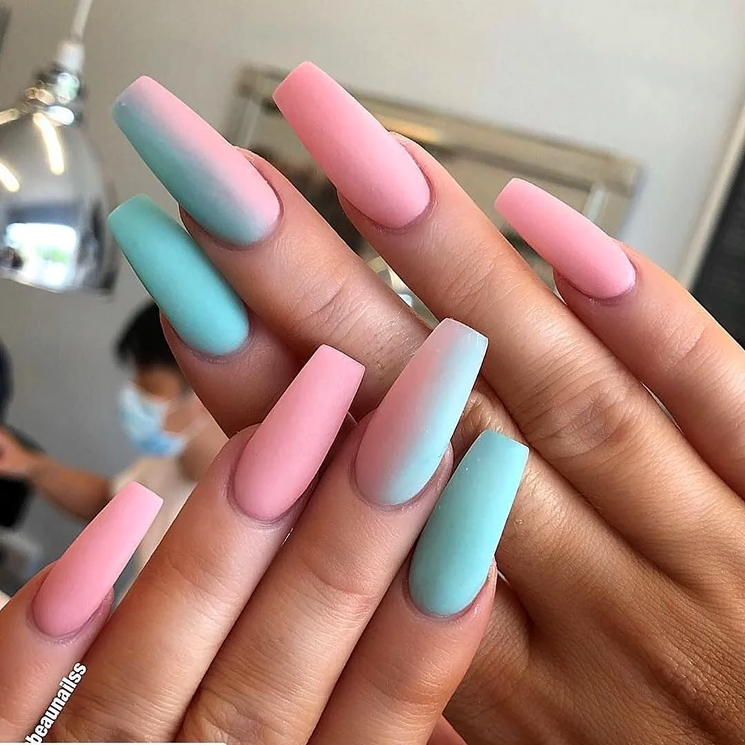 Розовыматовые длинные ногти