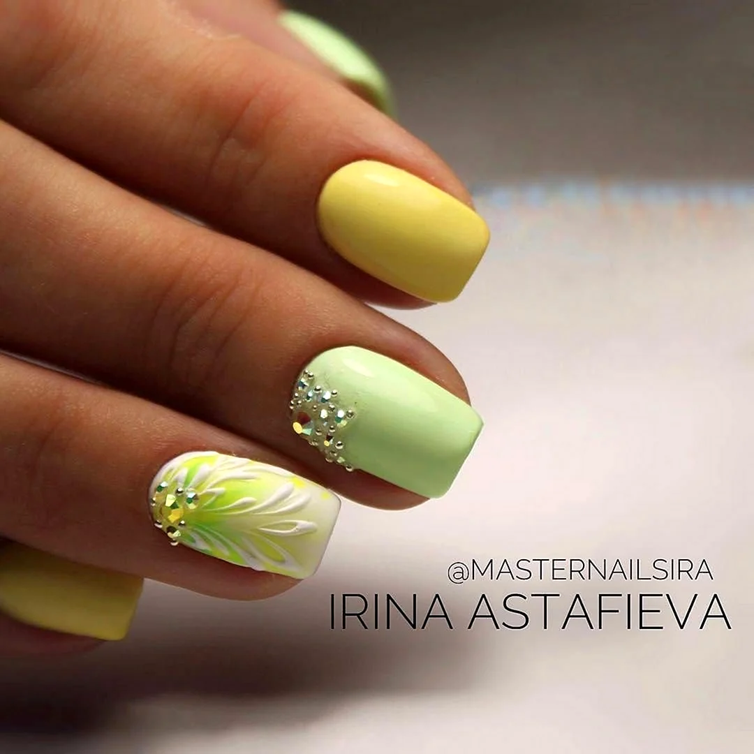 Маникюр салатовый с желтым