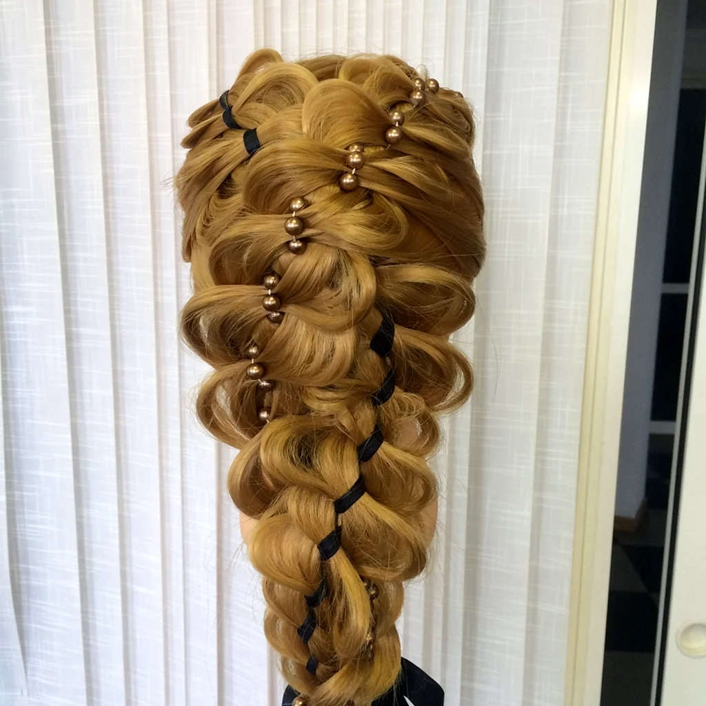 Вечерняя прическа с элементами плетения