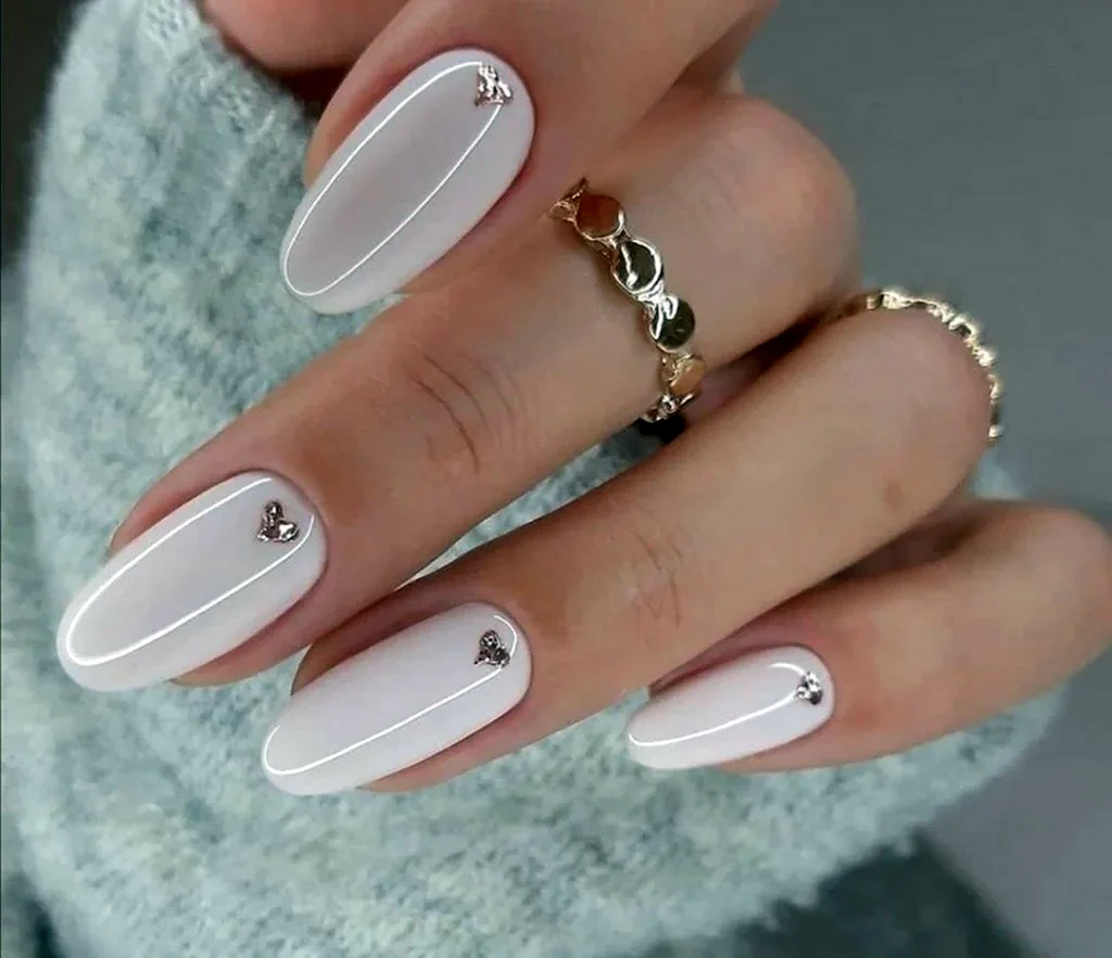 Изящный маникюр овальный