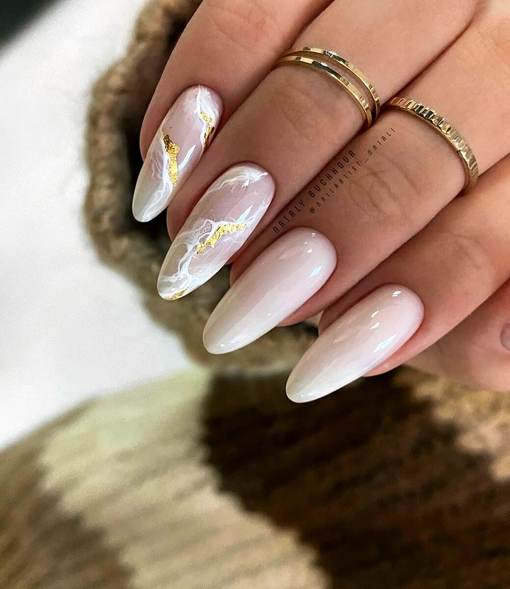 Маникюр 2022 миндаль мрамор