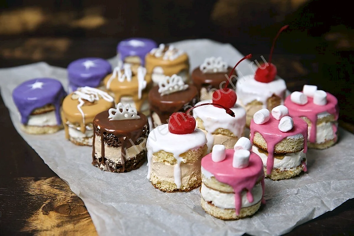 Пирожные с марципаном