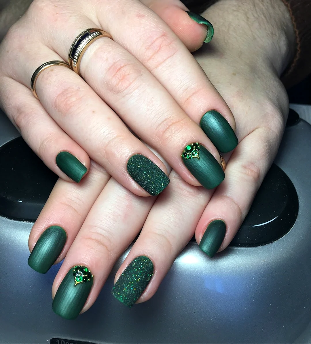 Изумрудный маникюр 2022