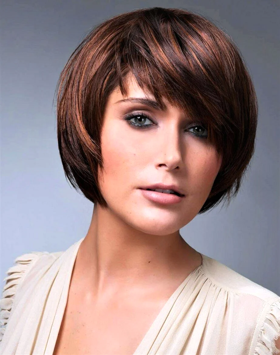 Стрижка градуированный Боб с косой челкой на средние