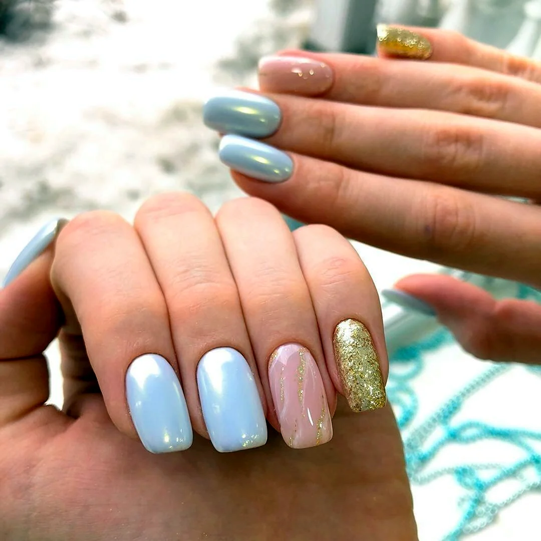 Маникюр разноцветный в пастельных с втиркой