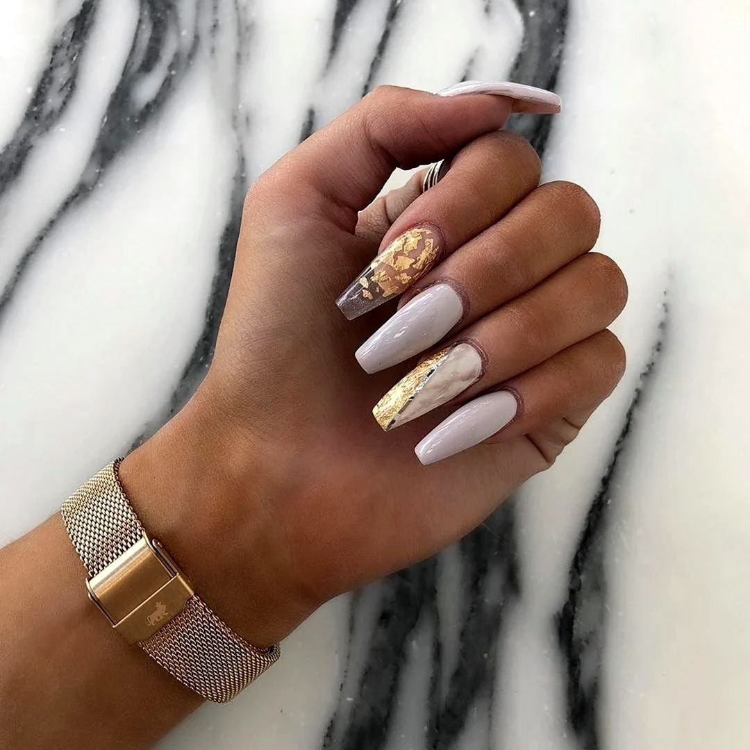 Маникюр белый с золотом